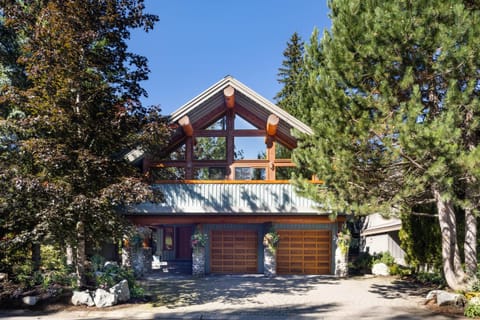 Muirfield Chalet - Spacious Traditional Log Cabin, Hot Tub House in Whistler