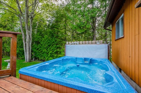 New In Sauble W Sauna & Hot Tub Haus in Sauble Beach