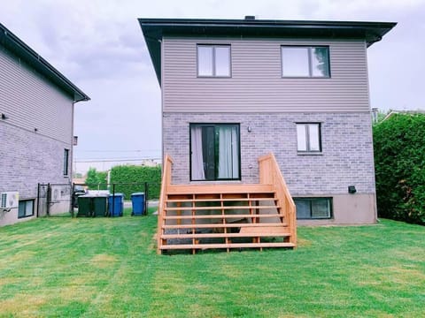 Contemporary Style Duplex with Free parking Apartamento in Brossard