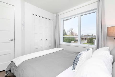 Contemporary Style Duplex with Free parking Apartamento in Brossard