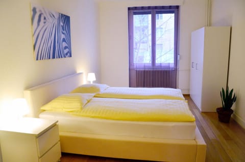 Rent a Home Landskronstrasse - Self Check-In Copropriété in Basel