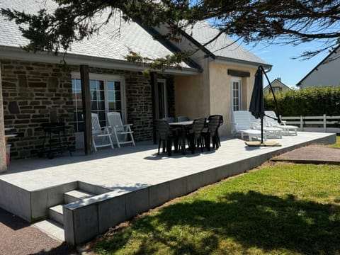 Patio, Day, Garden, Dining area, Garden view