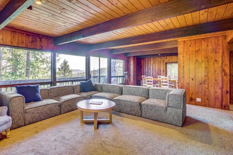 Park City Retreat with Hot Tub - 3 Mi to Ski Slopes! House in Summit Park