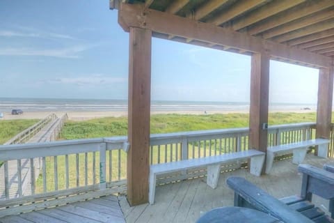 Hit the Sand in Seconds - Direct Beachfront House in Surfside Beach