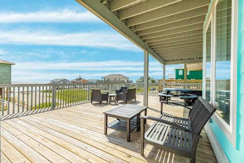 Two Huge Decks & Sandy Sea Views House in Alvin