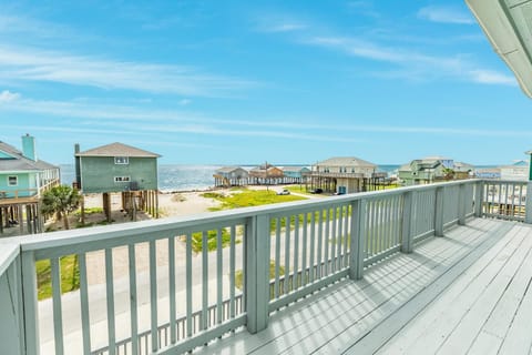 Two Huge Decks & Sandy Sea Views House in Alvin