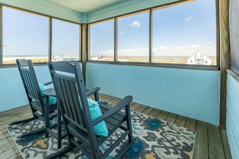 3 Covered Porches Sun Deck & Water Views House in Alvin