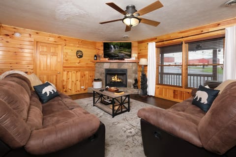 Grand Getaway Lodge by Colonial Properties - Free Attraction Tickets House in Pigeon Forge