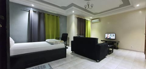 Communal lounge/ TV room, Bed, TV and multimedia, Living room, Photo of the whole room, Seating area, Bedroom