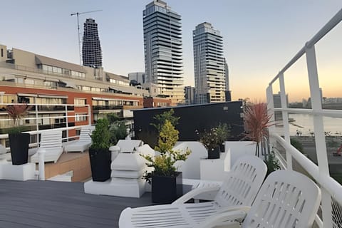 Apt 1 BR 60 mts2 Terraza Piscina Solarium Sauna Jacuzzi Frente al Hotel Madero Apartment in Buenos Aires