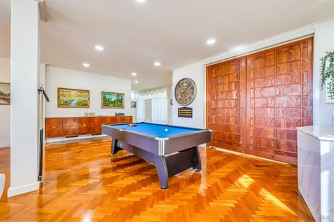 Billiard, Game Room