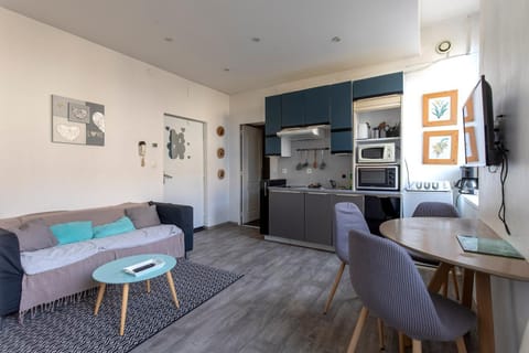 TV and multimedia, Seating area, Dining area