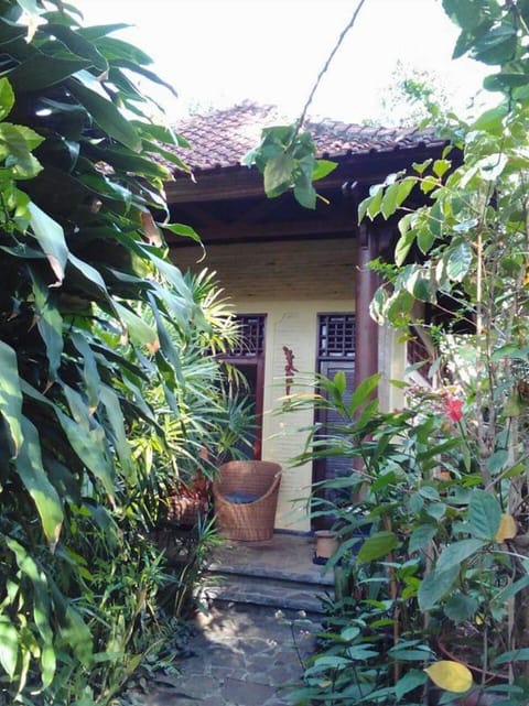 Raja's Bungalows Hotel in Batu Layar