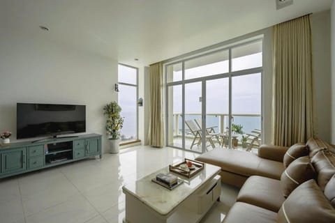 Communal lounge/ TV room, Natural landscape, TV and multimedia, Living room, Dining area, Sea view