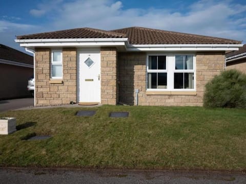 Number Ten - 2 mins from Golf Club, family home, free parking House in Nairn