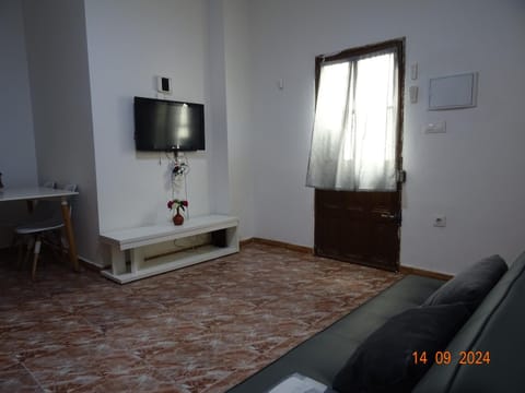 Communal lounge/ TV room, TV and multimedia, Living room, Seating area, Dining area, Evening entertainment