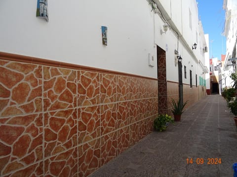 Property building, Facade/entrance, Day, Neighbourhood