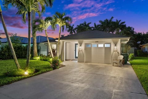 Lush Beachside Oasis -Private Pool and Fire Pit House in Naples Park