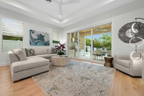 Stylish Family Friendly Home Private Pool & WD House in Naples Park