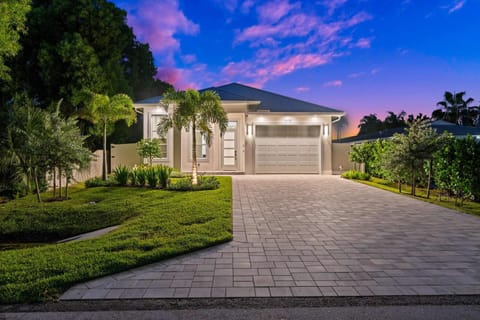 Stylish Family Friendly Home Private Pool & WD House in Naples Park