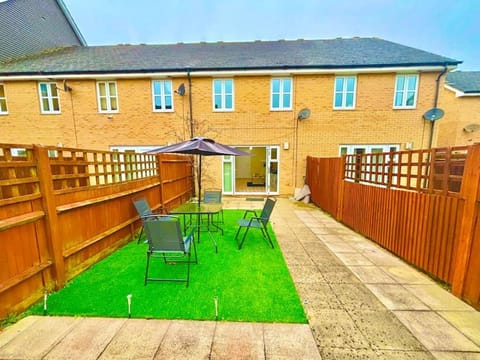 Property building, Patio, Day, Dining area