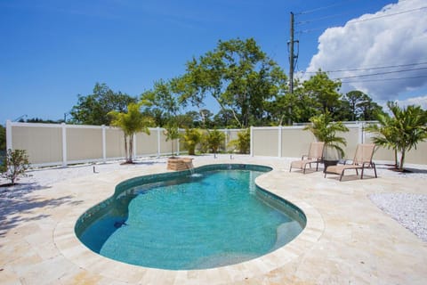 Tropical Waterfront Oasis - House in Englewood