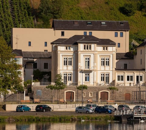 Patio, Facade/entrance, Balcony/Terrace, City view, Landmark view, River view, Street view, young children, older children, group of guests, Family