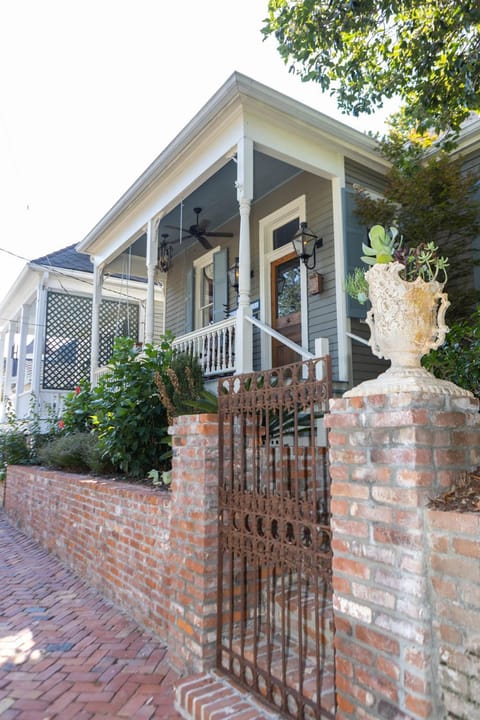 The Dollhouse - 3 Bed, 2 Bath, Walk to Downtown Casa in Natchez