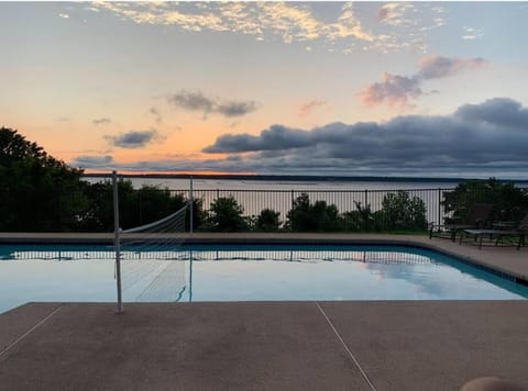 Lake Front, Pool & Sunset Island Views House in Lake Texoma