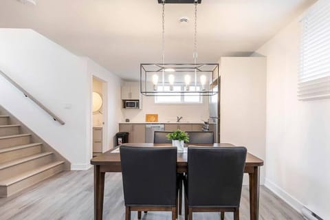 Spacious Cozy Retreat with Free Parking Included Apartamento in Brossard