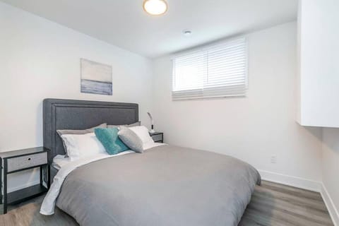 Spacious Cozy Retreat with Free Parking Included Apartamento in Brossard