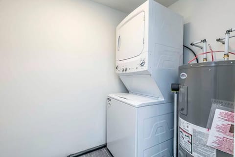 Spacious Cozy Retreat with Free Parking Included Apartamento in Brossard