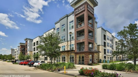 Landing at Enclave at Woodland Lakes - 2 Bedrooms in The Woodlands Apartment in The Woodlands