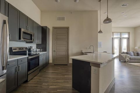 Landing at Enclave at Woodland Lakes - 2 Bedrooms in The Woodlands Apartment in The Woodlands