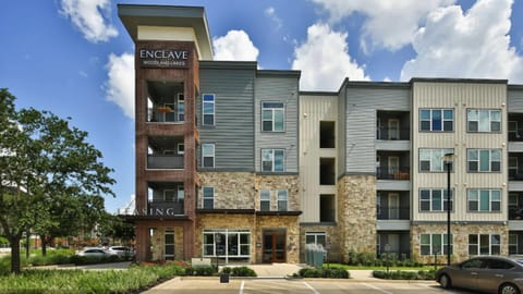 Landing at Enclave at Woodland Lakes - 2 Bedrooms in The Woodlands Apartment in The Woodlands