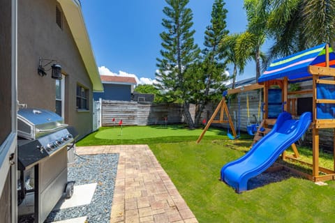 Mega Sportscourt 5 min to Beach Putt Putt & Pool House in Indian Shores