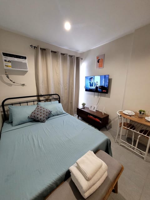 Bed, TV and multimedia, Photo of the whole room, Bedroom, towels, air conditioner