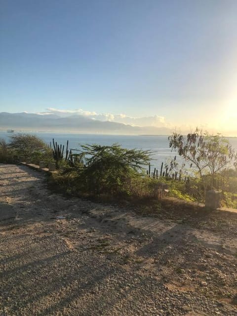 5 star by the sea Seaview private beach Access Apartment in Portmore