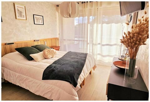 Bed, TV and multimedia, Balcony/Terrace, Photo of the whole room, Bedroom, internet, storage, air conditioner