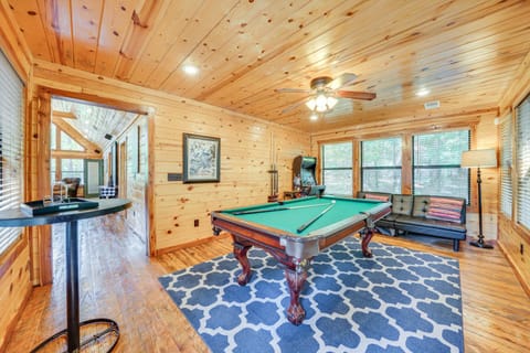 Cabin with Hot Tub and Wraparound Deck in Broken Bow! Casa in Broken Bow