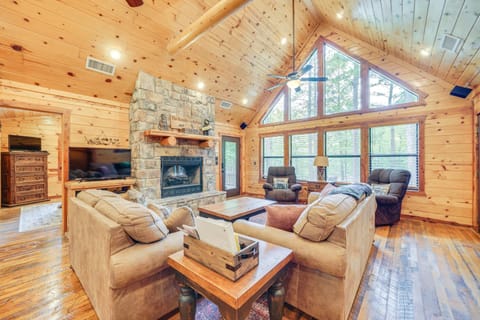 Cabin with Hot Tub and Wraparound Deck in Broken Bow! Casa in Broken Bow