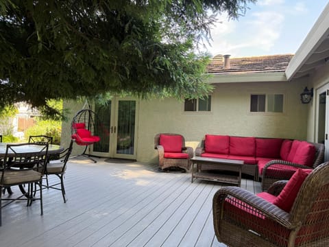 Redwood Garden House in Arden-Arcade