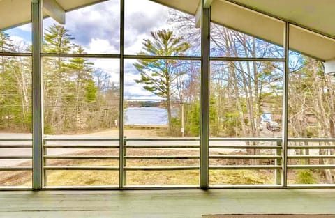 Charming Lakefront Chalet, family and pet friendly Haus in Barnstead