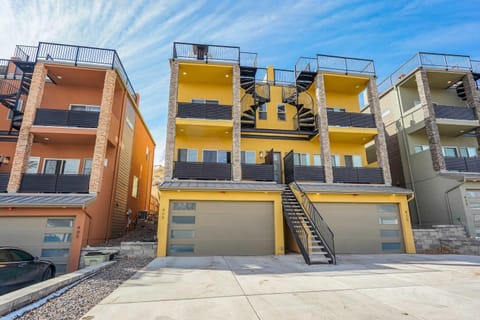 The Chestnut Downtown Rooftop Deck w Firepit House in Colorado Springs