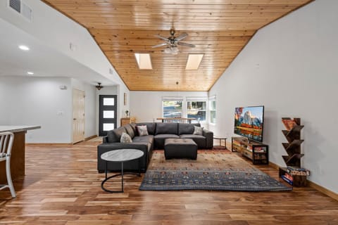 TV and multimedia, Living room, Seating area, fireplace