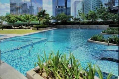 Spacious Executive 3br Apt with PS4 & bathtub in BGC Apartment in Makati