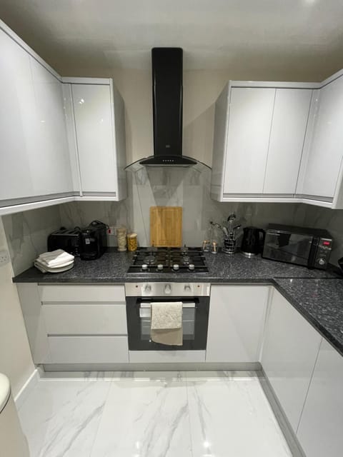 Luxury 3 Bed House - 10 min walk from Dartford Town Centre - Fully Refurbished Apartment in Dartford