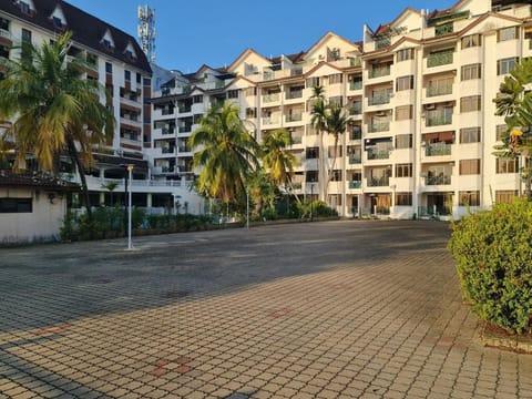 13pax, 3BR front sea view white sand private beach Apartment in Port Dickson