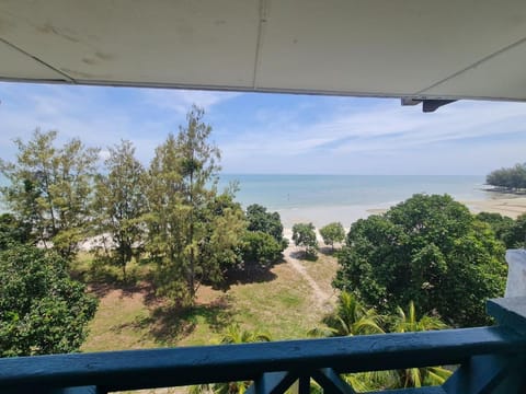 13pax, 3BR front sea view white sand private beach Apartment in Port Dickson