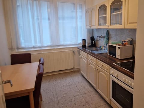 Coffee/tea facilities, Kitchen or kitchenette, Dining area, oven, stove, toaster